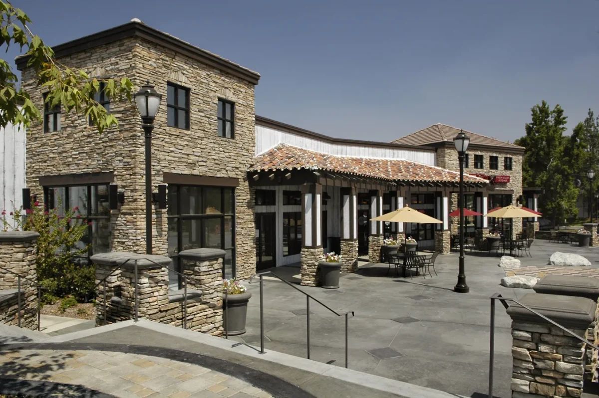 ES_Rustic-Ledge_Saratoga_ext_commercial_Canyon-Crest-1