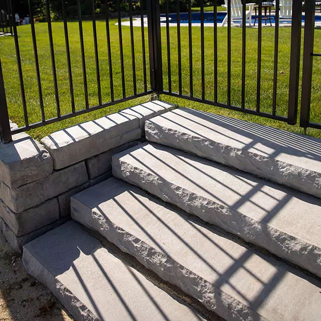 rockface-step-bluestone-2021-step-nicolock-9brothersbuilding-657afcf90f55c
