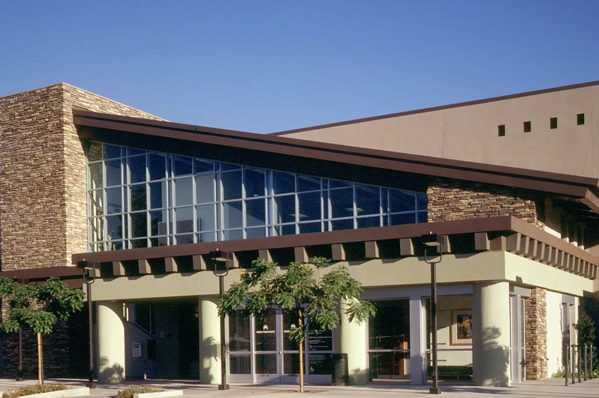 ES_Rustic-Ledge_Sawtooth_Exterior_Facade_Institutional_Kaiser