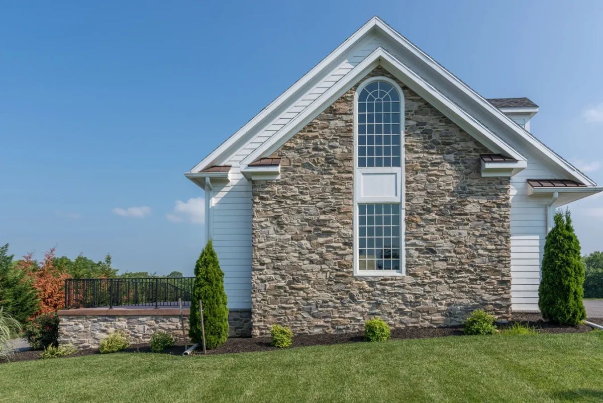 ES_Shadow-Rock_Crescent-Peak_ext_side_Joe-Barnes-Residence