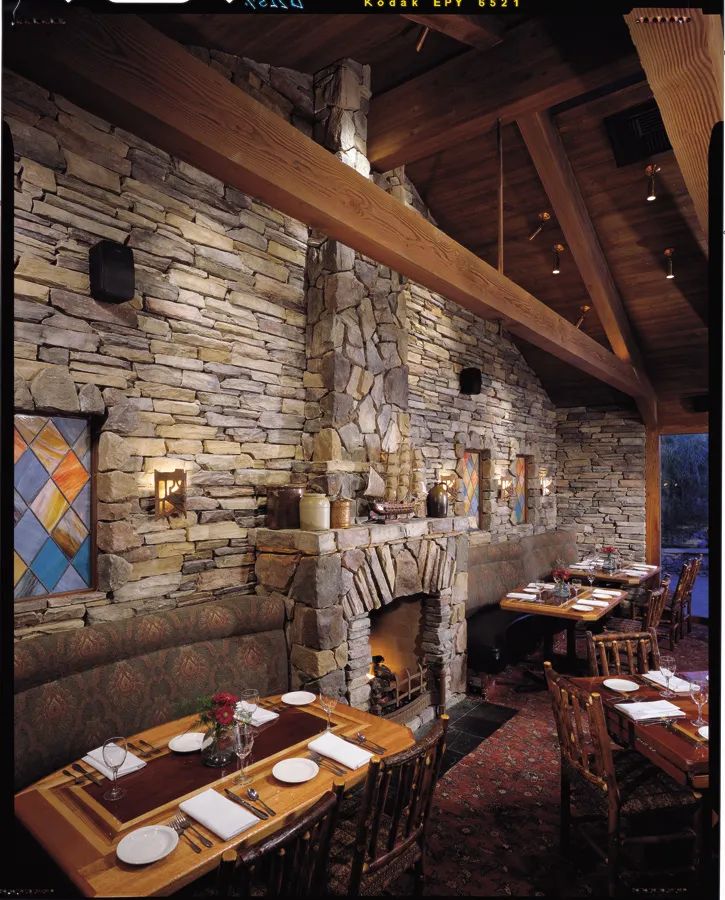 ES_Rustic-Ledge_Sawtooth-with-rubble_int_restaurant_fireplace