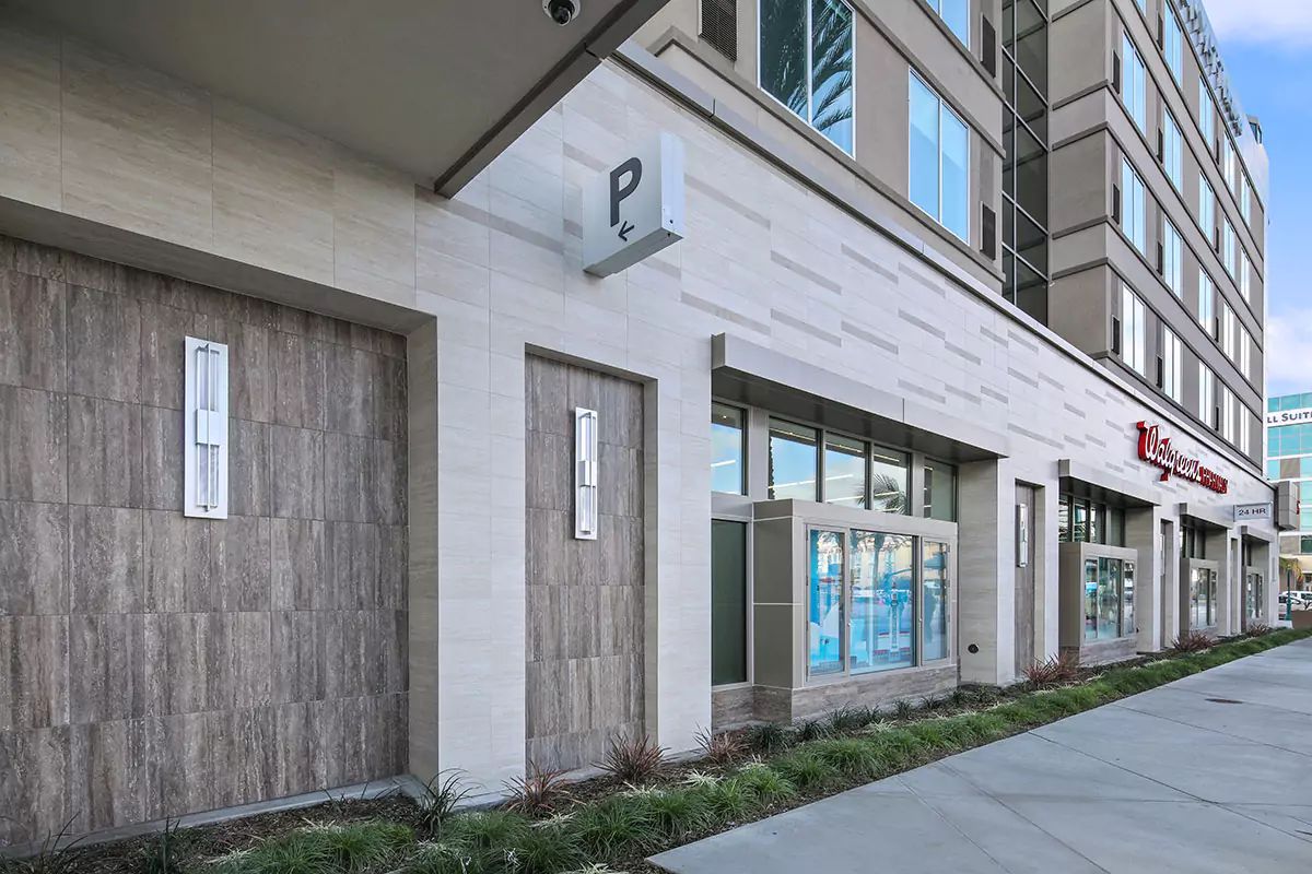 porcelain-outdoor-tile-noce-veneto-porcelain-ivory-vein-cut-travertine-a-6590d24160f34