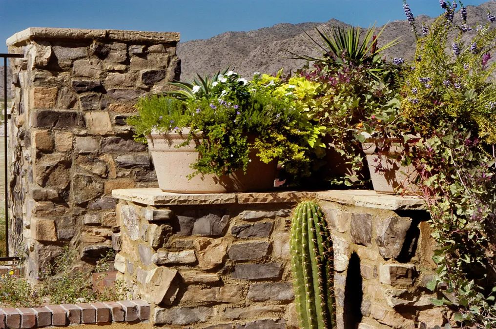 Eldorado-stone-Field-Ledge_Veneto_ext_Verado_seating-detail