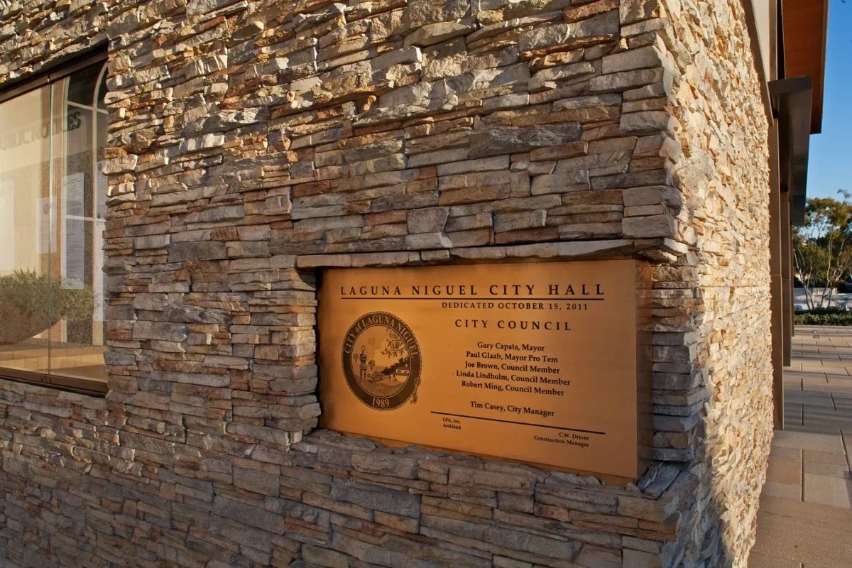 ES_Stacked-Stone_Alderwood_ext_commercial-Laguna-City-Hall_plaque-III
