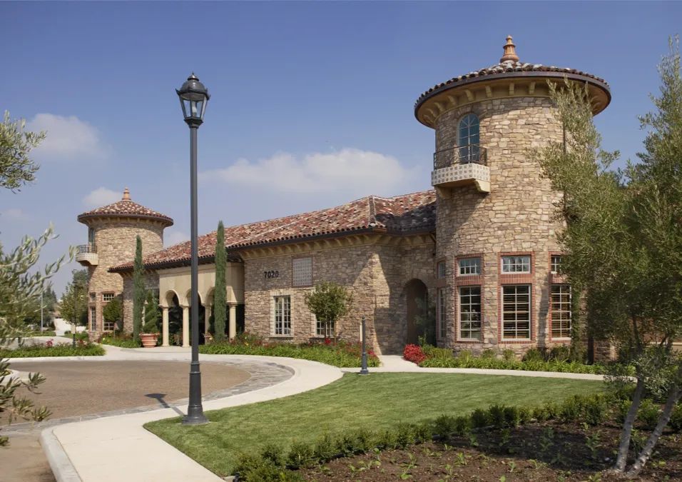Eldorado-stone-Field-Ledge_Veneto_Ext_Fresno_entrance-angle