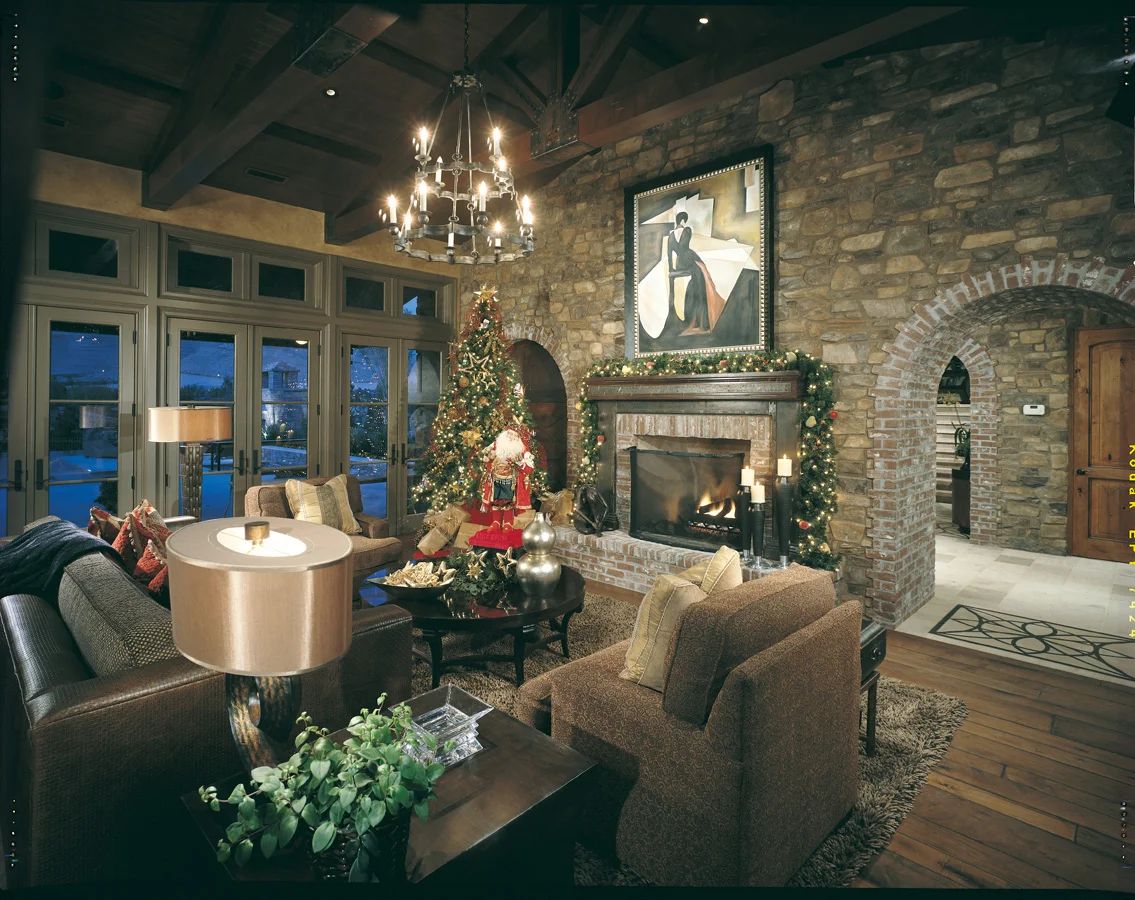 ES_Cypress-Ridge_Santa-maria_int_living-room_archway-christmas