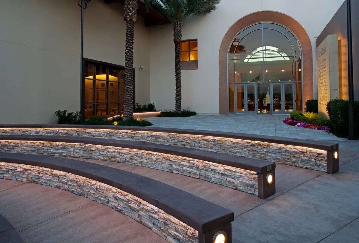 ES_Stacked-Stone_Alderwood_ext_commercial-Laguna-City-Hall_seating-circle