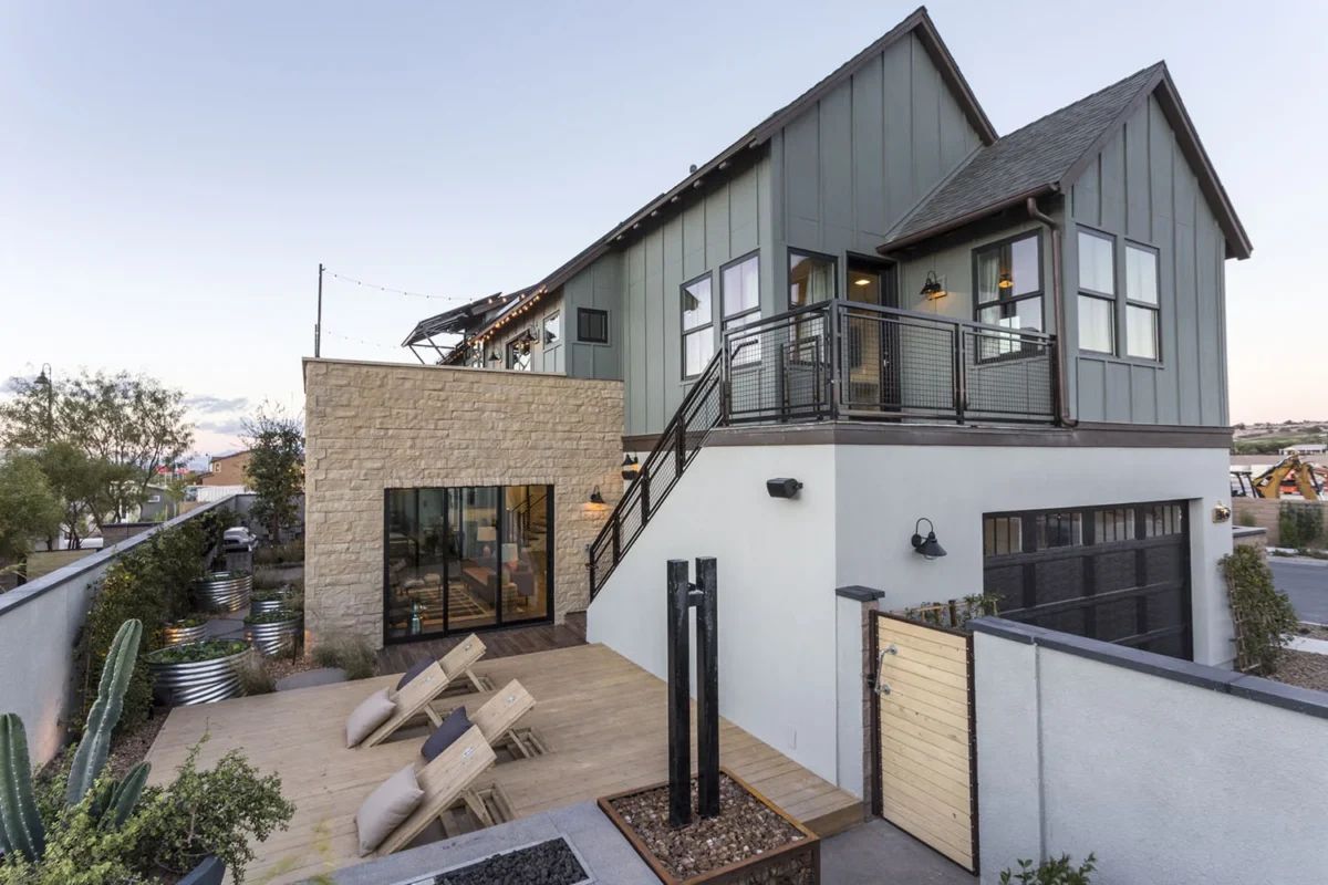 ES_Cut-Coarse-Stone_Oyster_Exterior_patio_IBS-2016-Responsive-Home_back-daytime