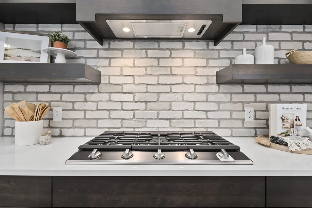 ES_Chalk-Dust-TundraBrick_Int_Kitchen_6-scaled