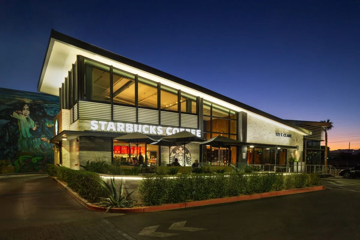 ES_TundraBrick_Chalk-Dust_Ext_Commercial_Facade-scaled