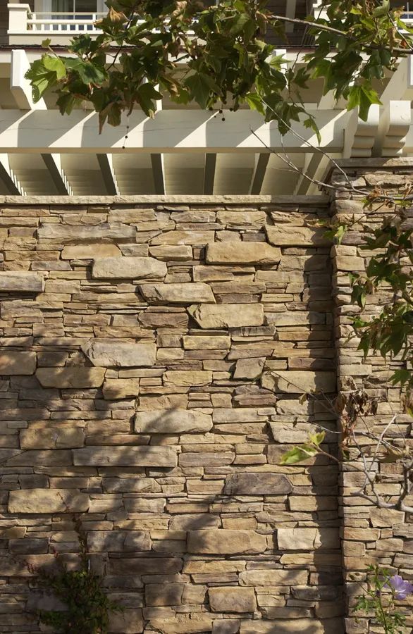 ES_Rustic-Ledge_Sequoia_ext_montage_wall-detail