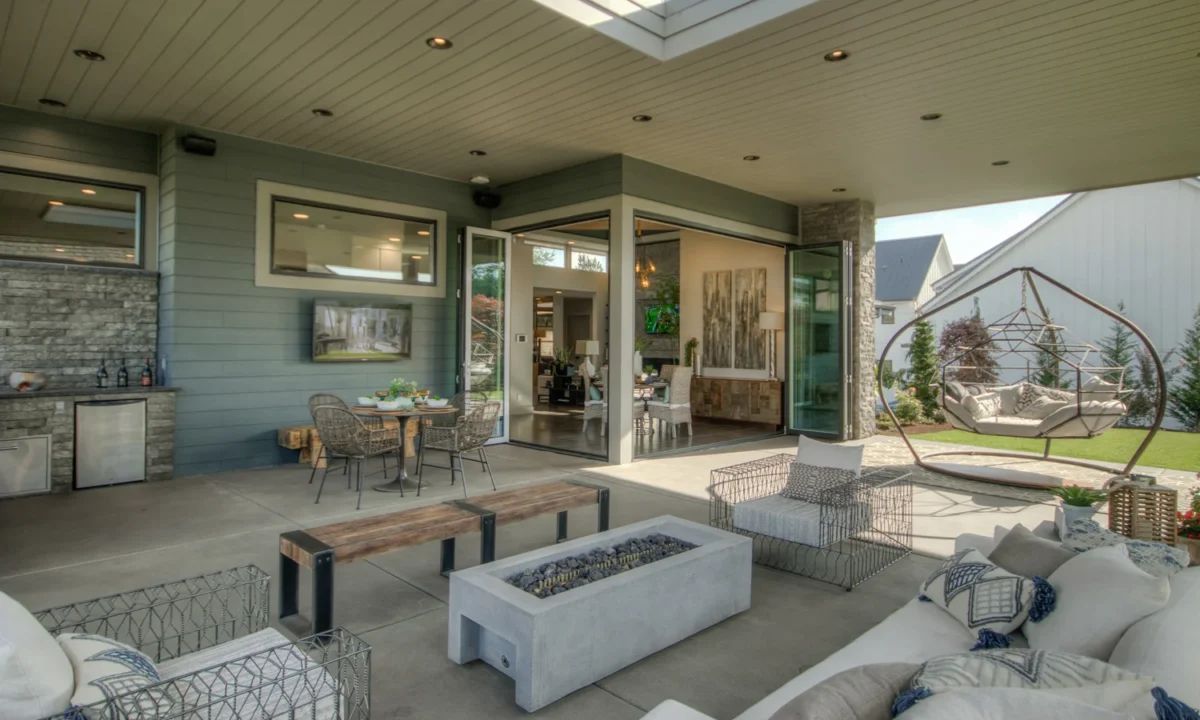 EO_Lyra_Aged-Teak_Honed_LedgeCut33_Sage_Exterior_Patio_03