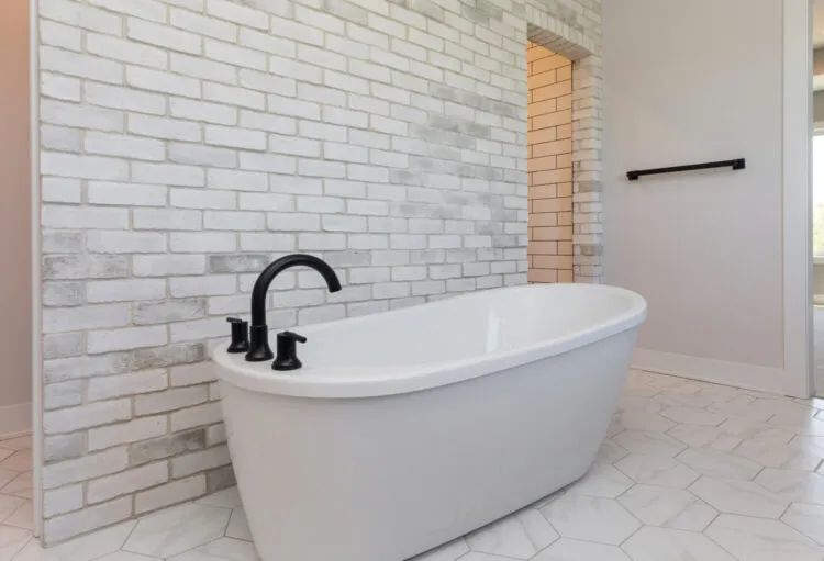 ES_TundraBrick_Chalk-Dust_Int_Bathroom-scaled-e1621611764420