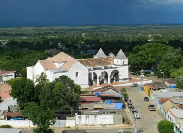 Iglesia de San Antonio de Padua, Clarines estado Anzoátegui - Venezuela. Fuente: Wikimedia Commons. CC-BY-NC-ND 4.0